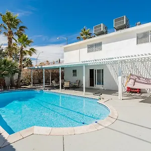 Spacious 5-bedroom Retreat With Pool Minutes From The Vegas Strip Holiday home Las Vegas